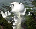Iguazú Şelalesi, Arjantin ve Brezilya